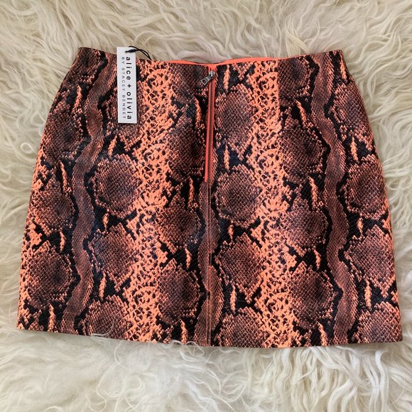 Alice + Olivia Elana Vegan Leather Skirt - Picture 10 of 11